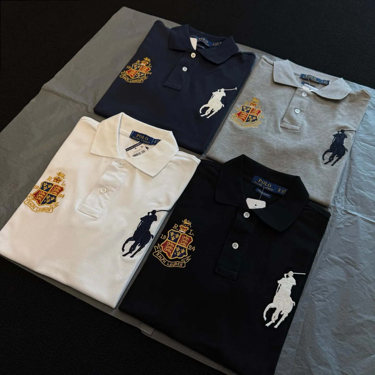 P170 Style No. RL01 (four colors) Ralph Lauren/Ralph Lauren Basic Malaysian Crown 👑Club emblem embroidered logo Big Pony Lapel Polo shirt T-shirt short-sleeved fabric 100% piqué cotton, imported embroidered logo on the chest, custom threaded collar, Malaysian embroidery, the highest version, suitable for business and leisure daily use! 🌘Two-button placket, laser logo pearlescent resin buttons, cuffs and hem using double-thread sewing technology, different currency versions, full set of original three-label accessories!   SIZE #S~XXL Color#Black Navy Gray White